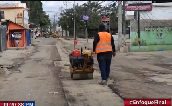 Coraasan asfalta carretera Don Pedro en  Santiago. (Foto: Fuente externa). 