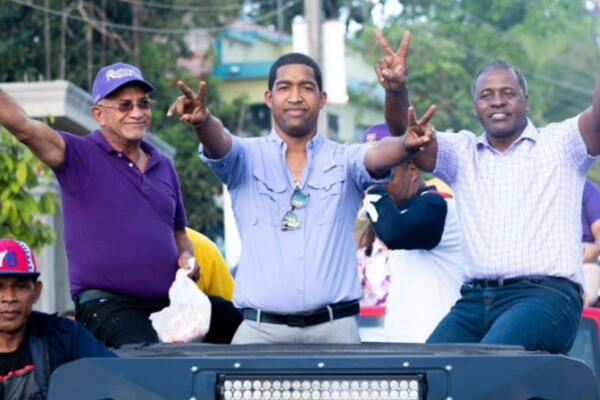 Con una caravana el alcalde electo del PLD en Yamasá celebra triunfo.