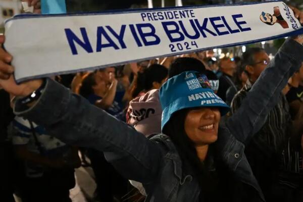 Seguidores celebran la autoproclamada reelección de Bukele, que aún debe ser oficializada por el TSE. Foto: fuente externa.