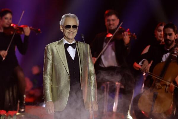 Andrea Bocelli gozó de un escenario repleto de personas que casi abarrotaron las áreas habilitadas para esta íntima presentación. Foto: Fuente Externa
