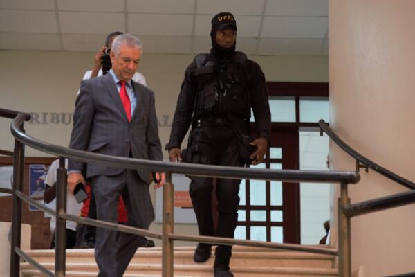 Imagen del momento que trasladan al abogado Ángel Lockward. (Foto: Fuente externa). 