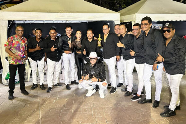 El artista Dionis K Da Uno y su orquesta musical. Foto: fuente externa. 
