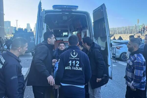 Servicios de emergencia frente al palacio de Justicia. Foto: fuente externa.