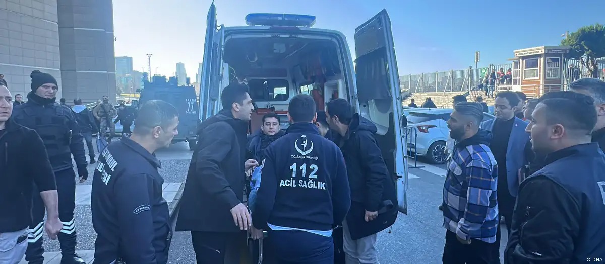 Servicios de emergencia frente al palacio de Justicia. Foto: fuente externa.