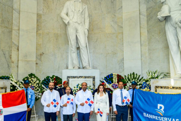 Miembros de Banreservas en  ofrenda floral en el Altar de la Patria . Foto: fuente externa. 