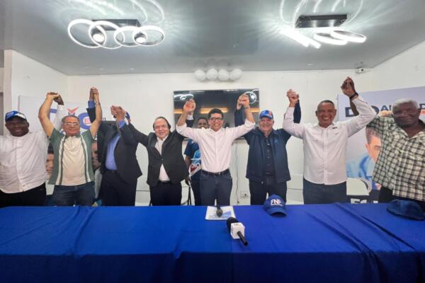 Dío Astacio junto representantes de la Fuerza Nacional Progresita. / Fuente externa.