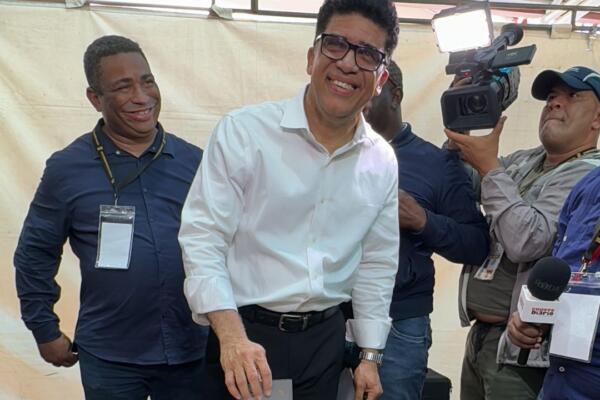 El candidato a alcalde del Partido Revolucionario Moderno (PRM), Dío Astacio, ejerció su derecho al voto en el colegio Cardenal Sancha. Foto: Fuente Externa
