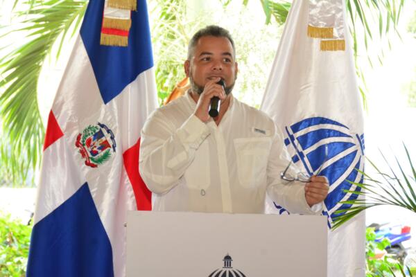 El director del FEDA, Hecmilio Galván, explicó que ese organismo trata de evitar que los jóvenes abandonen el campo para emigrar a las ciudades. Foto: Fuente Externa