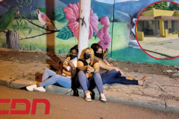 Miembros del Partido de la Liberación Dominicana (PLD), realizan protestas en los alrededores de la Junta Municipal Electoral de Dajabón. Foto: CDN Digital 