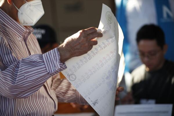 Un elector vota en el complejo educativo 