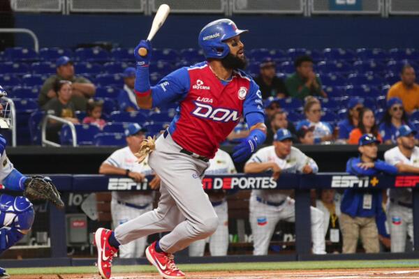 El capitán de Tigres del Licey, líder del jardín central, jugó con Los Marlins. Foto: Fuente externa