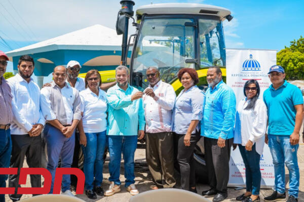 Agricultores de plátano en Pedernales reciben tractores con el propósito de impulsar su agricultura. Foto: CDN Digital
