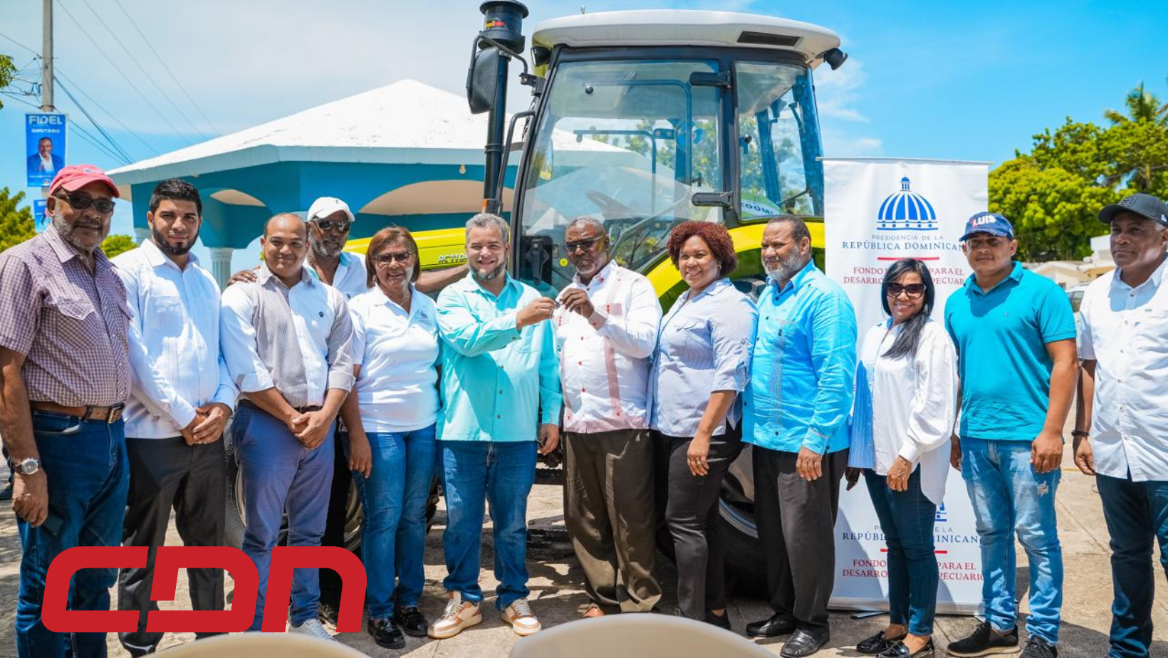 Agricultores de plátano en Pedernales reciben tractores con el propósito de impulsar su agricultura. Foto: CDN Digital