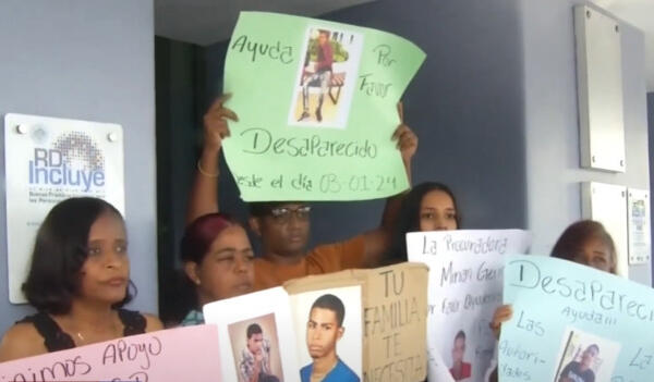 Familiares de dos jóvenes desaparecidos. Foto: fuente CDN Digital.