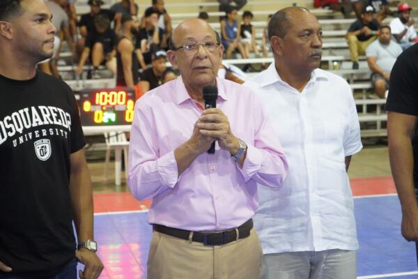 Fausto López realiza saque de honor en Torneo de Baloncesto