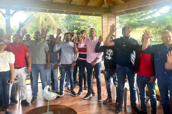 PRM juramenta a decenas de productores de invernaderos.(Foto: Fuente externa). 