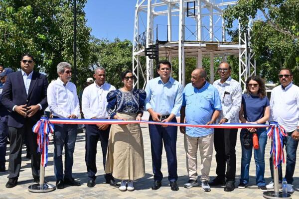 David Collado entrega parque Duarte en San Fernando, Montecristi. (Foto: fuente externa)