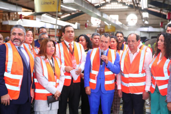 En el acto del inicio de la producción de los kits electorales estuvo presente Román Andrés Jáquez Liranzo, presidente de la JCE