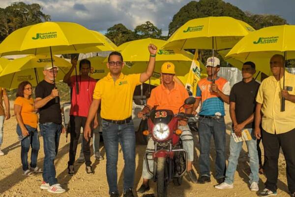 Jhonatan Liriano junto a otros manifestantes con sombrillas amarillas. / Fuente externa.