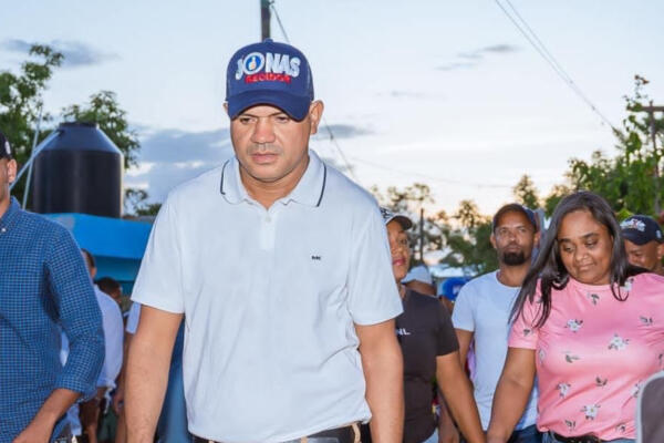 El mano a mano de Jonas Rivera, candidato por el PRM, aspirante por el Municipio Hato Mayor del Rey. Foto: Fuente externa 