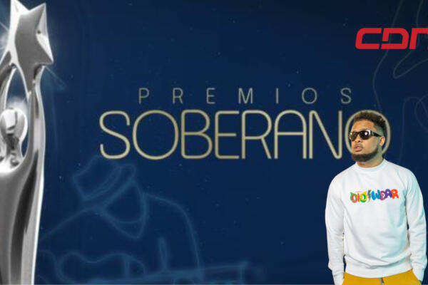 Artista urbano Lápiz Conciente y el logo de Premios Soberano. Foto: fuente CDN Digital.