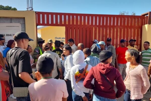 Largas Filas en Colegios Electorales de La Guazara en Barahona