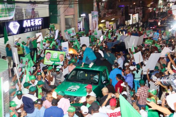 Leonel Fernández recorre Los Alcarrizos en apoyo a candidatos municipales de la FP