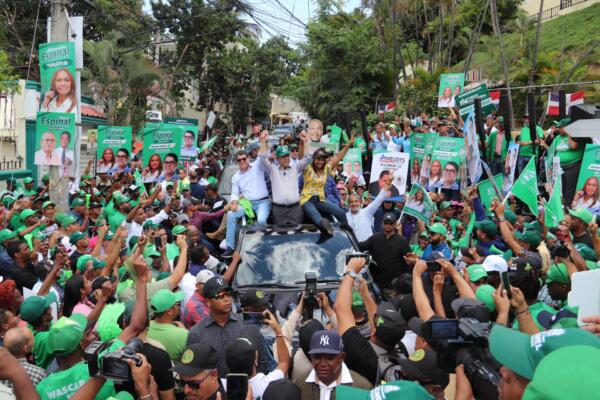 Leonel Fernández participó en una caravana en apoyo a los candidatos de la Fuerza del Pueblo en SDO  