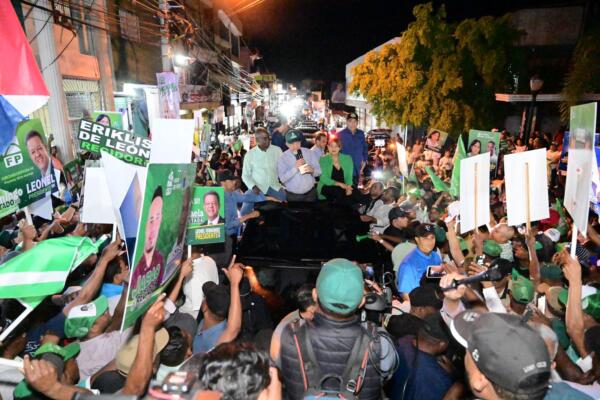 Imagen de Leonel Fernández y Cristian Encarnación en  marcha caravana.(Foto: Fuente externa).