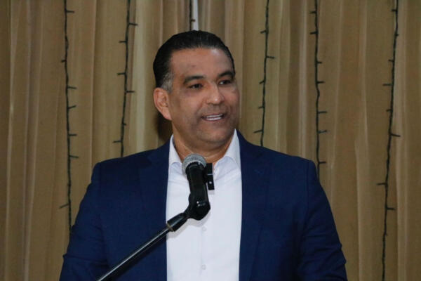 Luis Alberto aspirante a la candidatura en Santo Domingo Este, durante reunión con pastores. Foto: fuente externa. 
