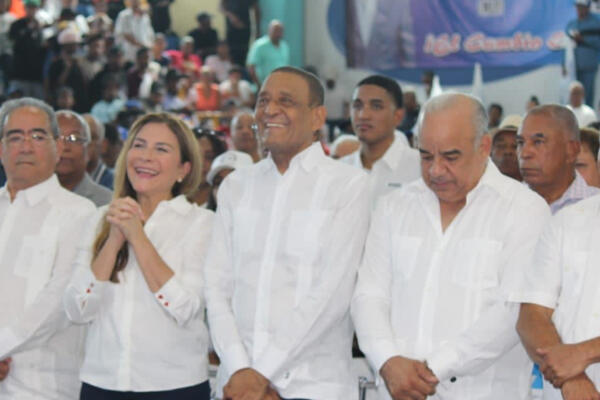 La acalde del Distrito Nacional, Carolina Mejía en compañía de dirigentes del movimiento Electoral Peñagomista. Foto: Fuente externa