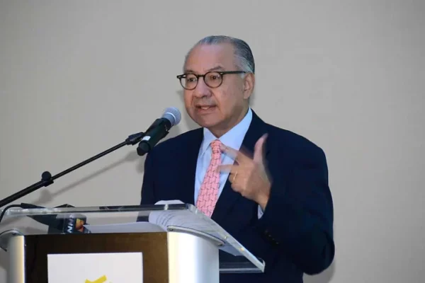 El exdiplomático estadounidense Víctor Manuel Rocha fue Encargado de Negocios en Buenos Aires y embajador en Bolivia. / Fuente externa.