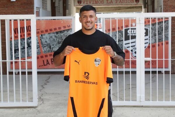 Michael Sambataro tiene experiencia en la segunda división del fútbol argentino y es parte de la Selección Dominicana de Fútbol.
