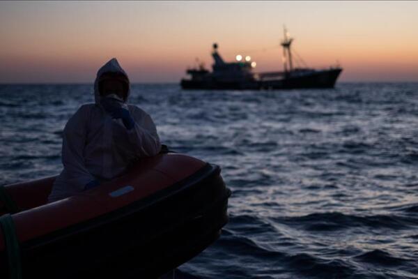 Las autoridades panameñas informan que una embarcación que transportaba migrantes naufragó en las costas frente a la peligrosa selva del Darién y varios de los tripulantes perdieron la vida. Foto: Fuente Externa