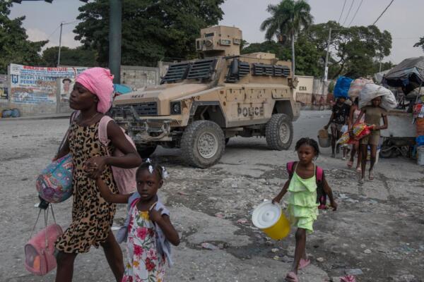 Personas abandonan sus hogares a causa de la guerra entre bandas armadas en la zona de Pernier, en la comuna de Petionville, en Puerto Príncipe, Haití. Foto: fuente externa.