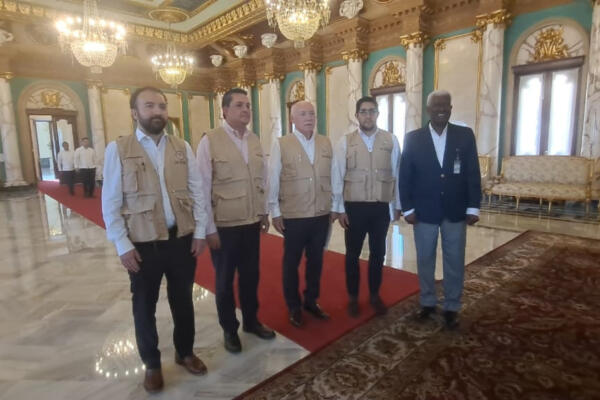 En el encuentro hablaron de los trabajos que hará en el país durante las elecciones municipales de este domingo. (Foto: Fuente interna)