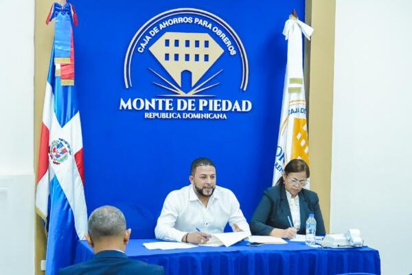 Ejecutivos de La Caja de Ahorro para Obreros y Monte de Piedad. / Fuente interna.