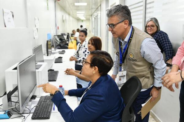 Encabeza la lista de las delegaciones se encuentran la Organización de Estados Americanos (ONU) con 16 miembros y la Unión Interamericana de Organismos Electorales (UNIORE) con 20. Foto: Fuente Externa