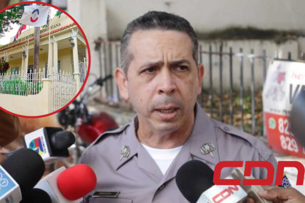 El vocero de la Policía Nacional (PN), Diego Pesqueira, en las afuera de la sede del Colegio de Abogados. Foto: CDN Digital