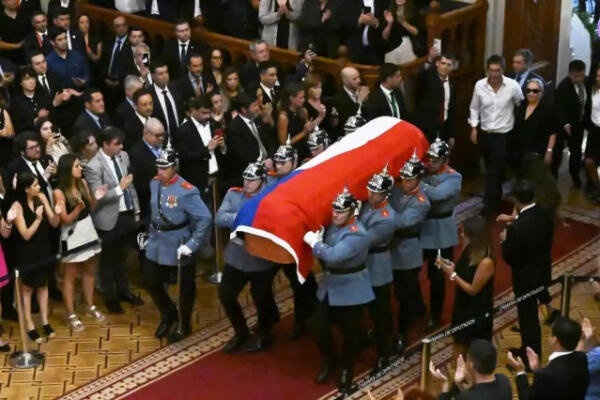 El cuerpo del expresidente de Chile Sebastián Piñera, recibe los primeros honores en la antigua sede del Congreso, en el centro de la capital chilena. Foto: Fuente Externa