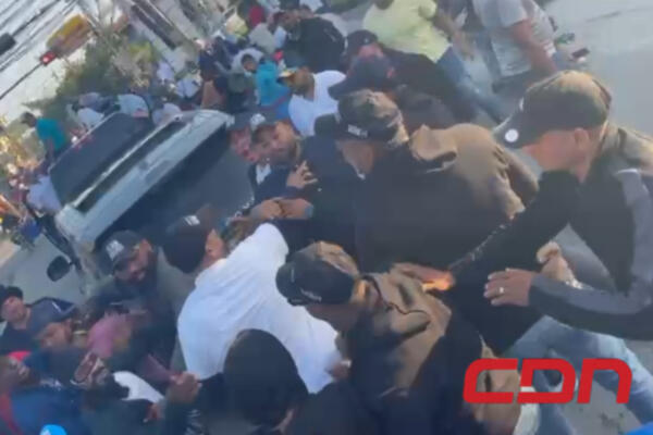 En medio de un recorrido para celebrar victoria de Junior Peralta, alcalde del municipio de Nagua, un hombre se aproximó a otro con actitud de reclamo, y esto generó una discusión.