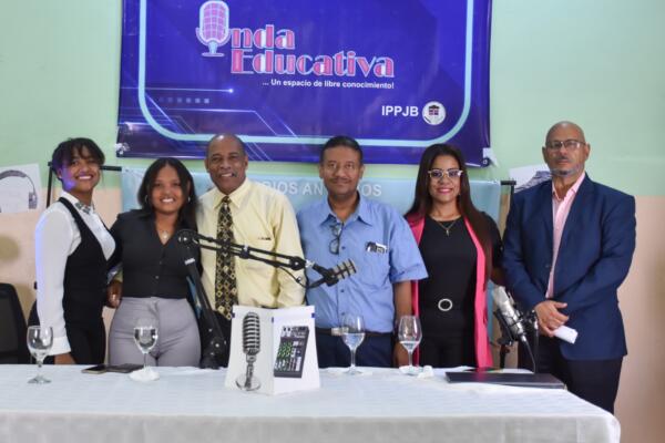 Estudiantes, encargados de areas técnicas , director e invitados realizan podcast educativo. (Foto: Fuente externa)