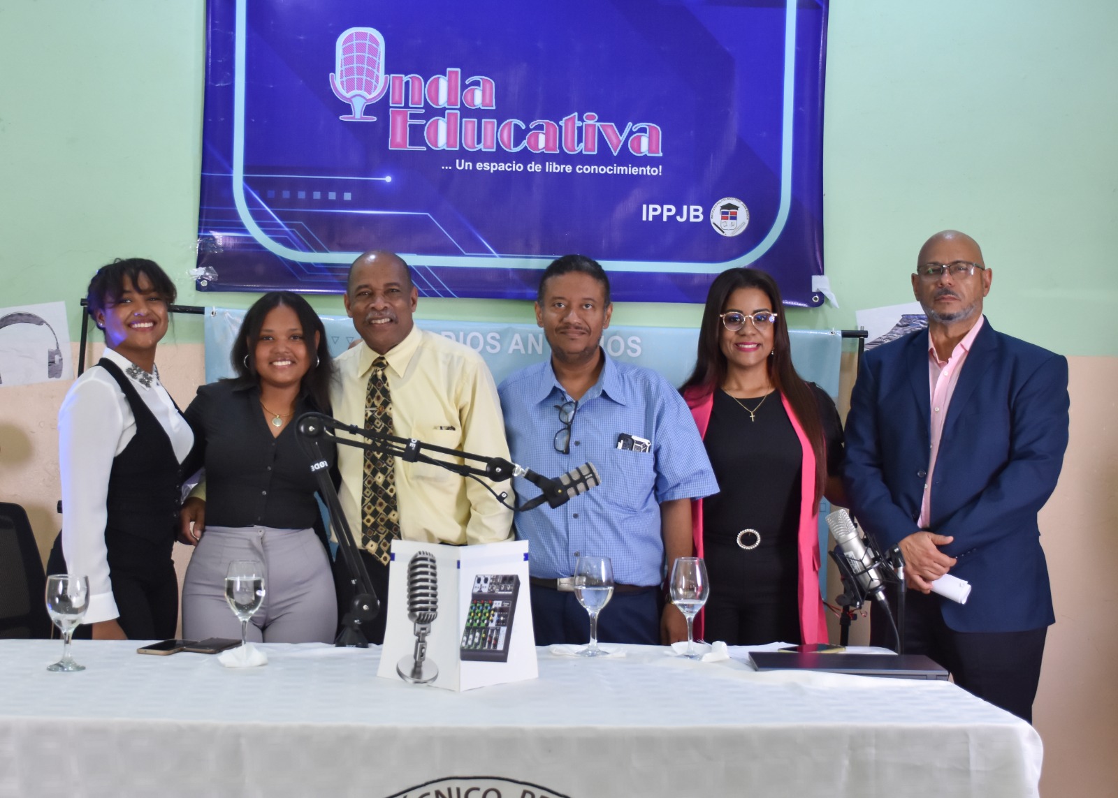 Estudiantes, encargados de areas técnicas , director e invitados realizan podcast educativo.