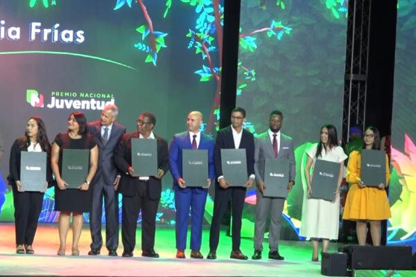 Algunos de los jóvenes galardonados en Premio Nacional de la Juventud. Foto: fuente externa. 