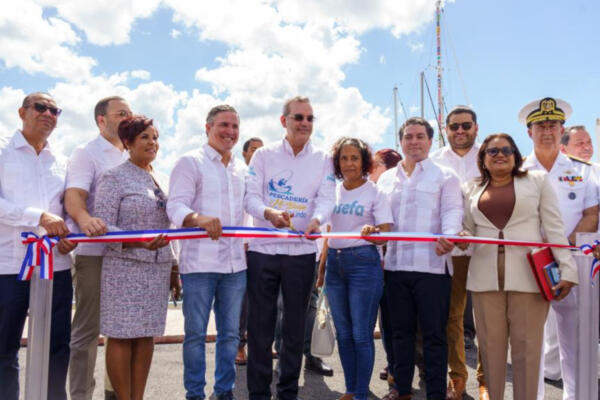Abinader resaltó que ya se han entregado diez muelles de pescadores, turísticos y deportivos. (Foto: Fuente externa) 