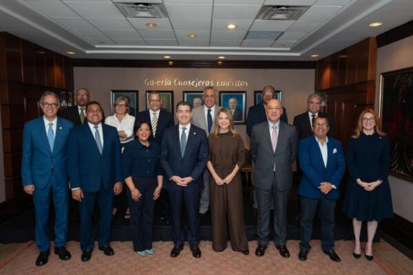 Presidente del Banco Popular junto a directivos de medios de comunicacion
Foto: fuente externa