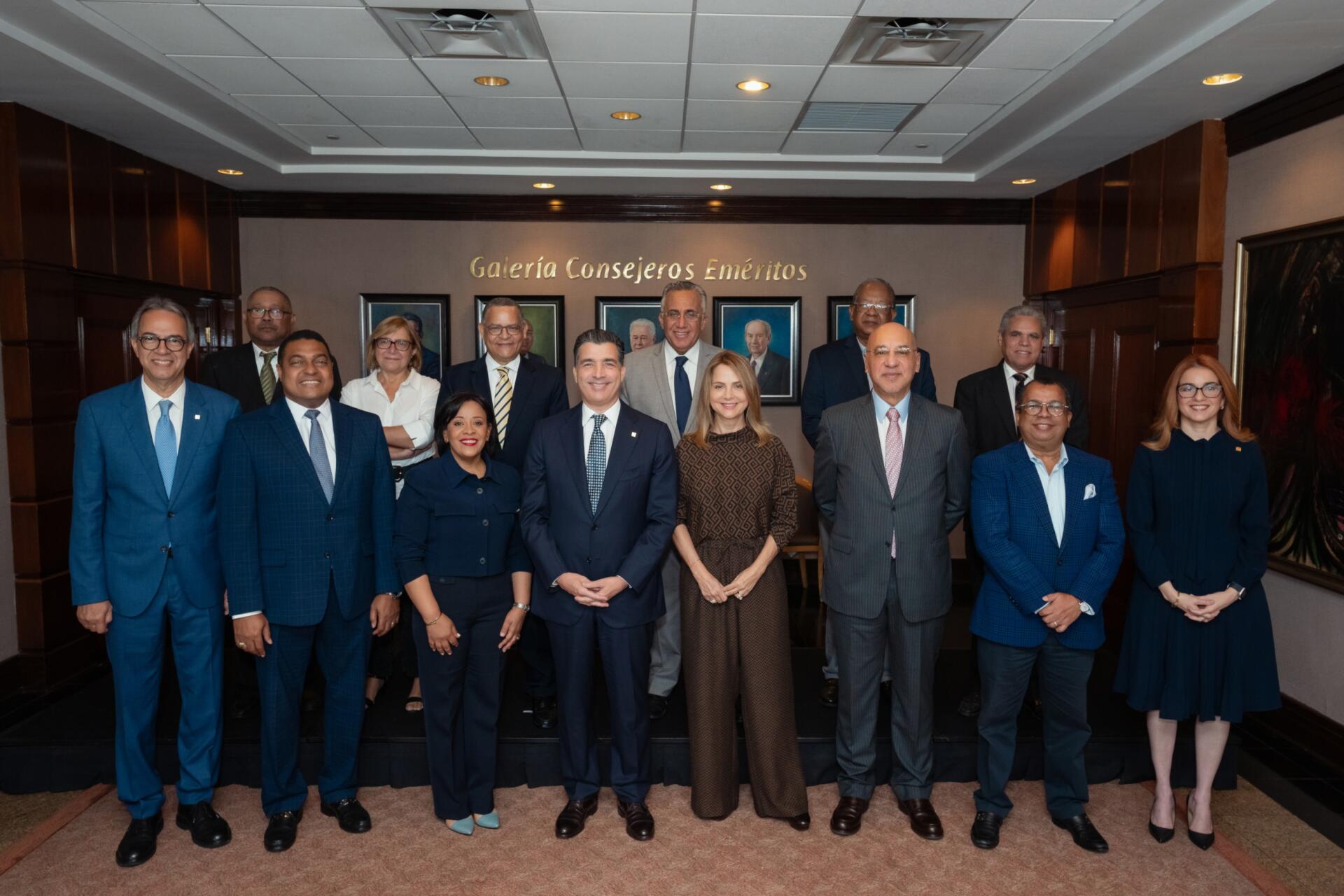 Presidente del Banco Popular junto a directivos de medios de comunicacion Foto: fuente externa