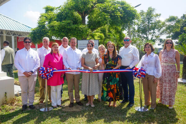 Primera dama y MICM inauguran de Club en La Vega