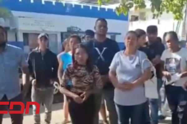 Residentes de la comunidad de Blanco en la carretera Casabito – Constanza, realizan un llamado a las autoridades para que los ayude a detener a un presunto delincuente.  (Foto: CDN Digital)