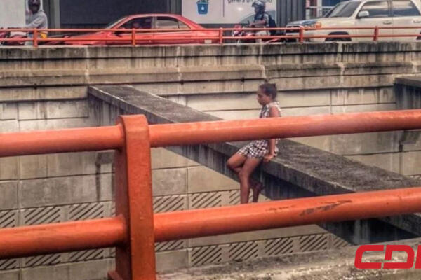 Mujer que intentó lanzarse del desnivel de la 27 de Febrero. Foto: fuente externa.